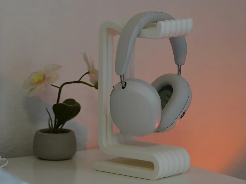 Modern Headphone Stand by Zaynicious