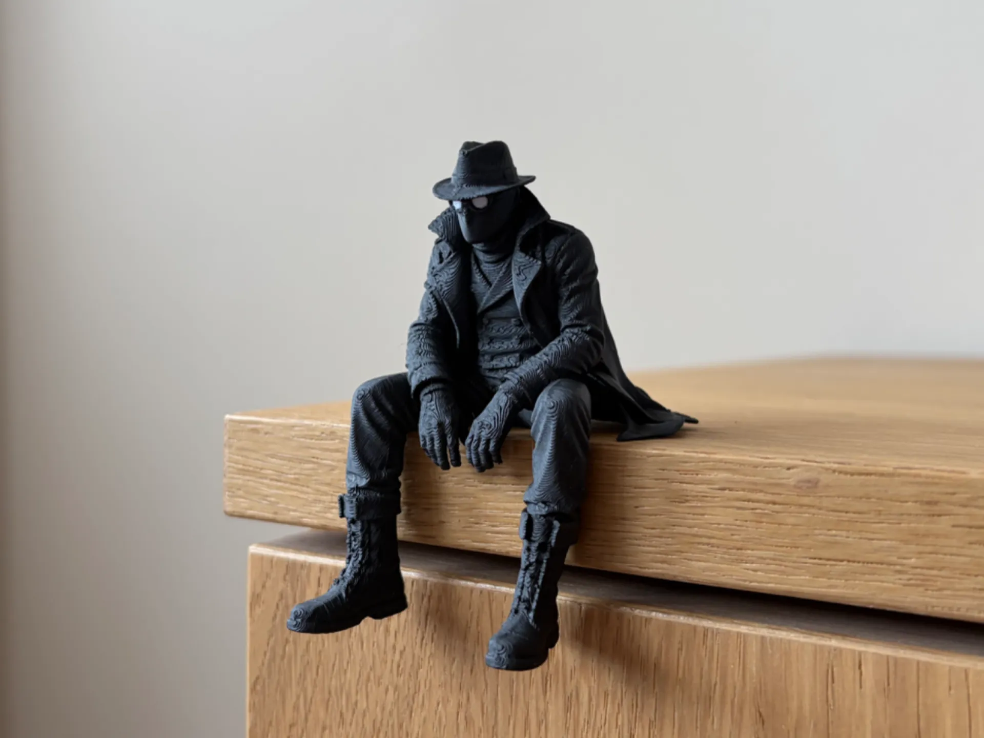Noir Spider Ledge Sitter