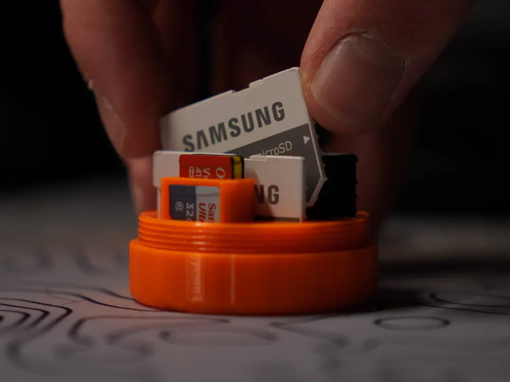 Optimized SD / Micro SD Card Holder Travel Box by BorgoTechSpace