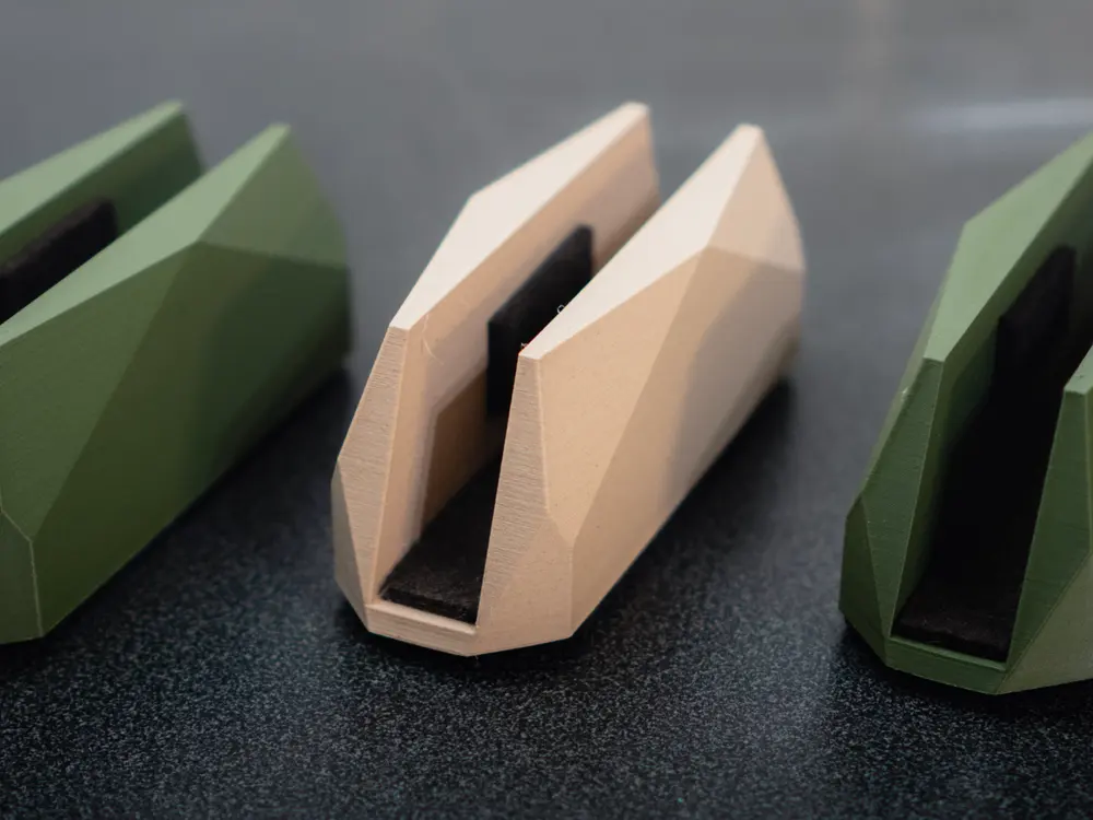 Vertical Laptop Stand by Meraki design